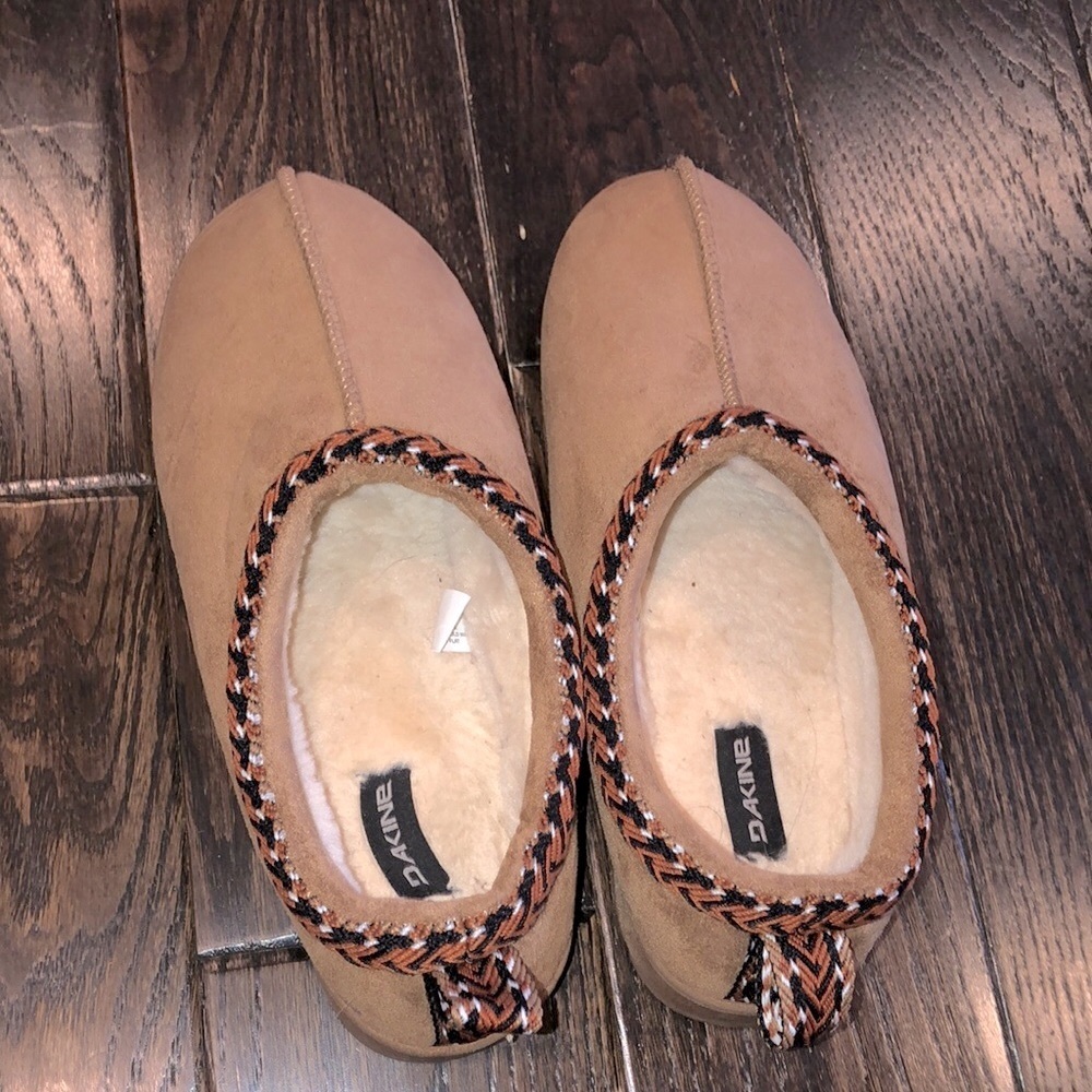 DAKINE faux sheepskin lined slippers size 9-10